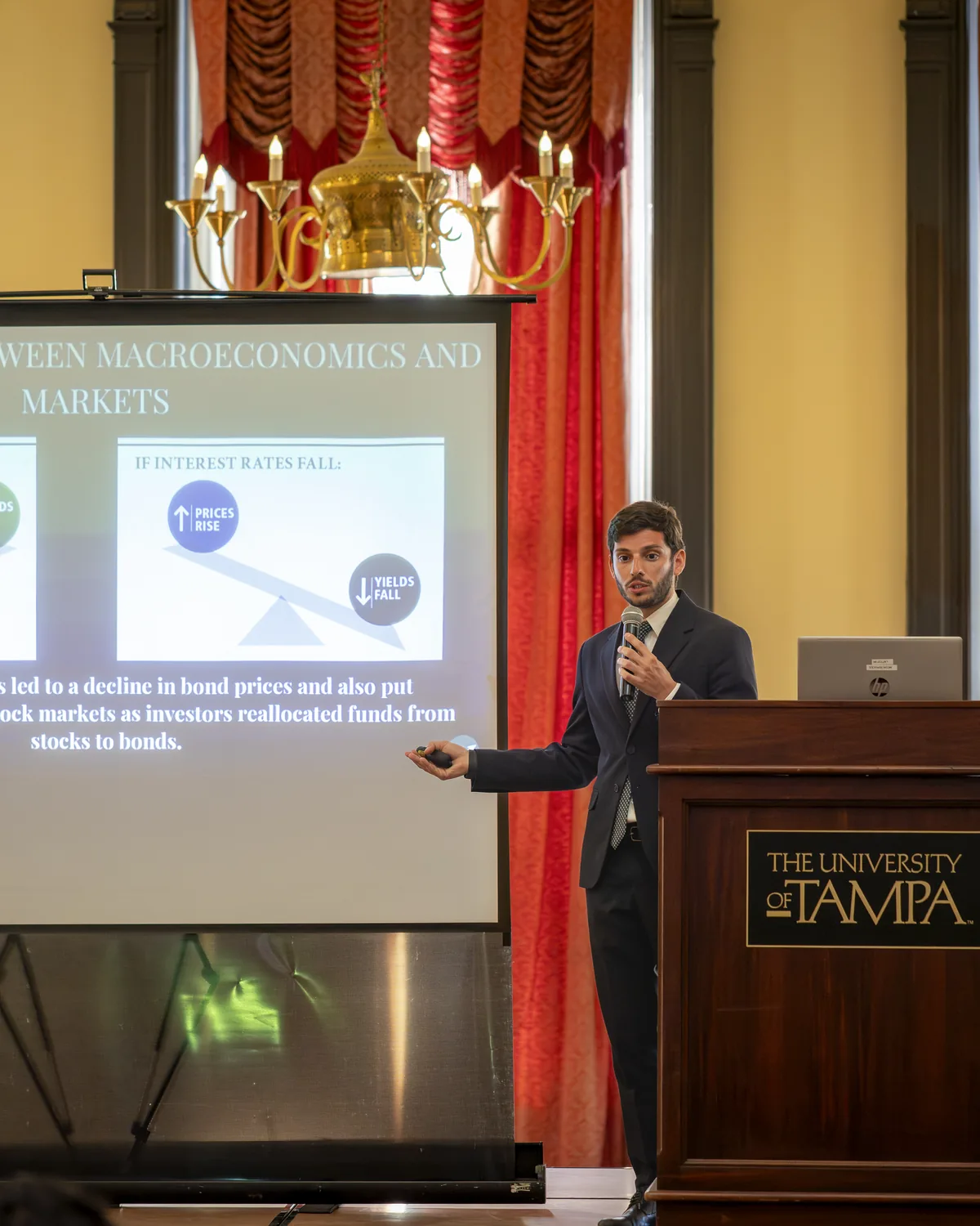 Alessandro presenting the interaction between macroeconomics and markets at the University of Tampa